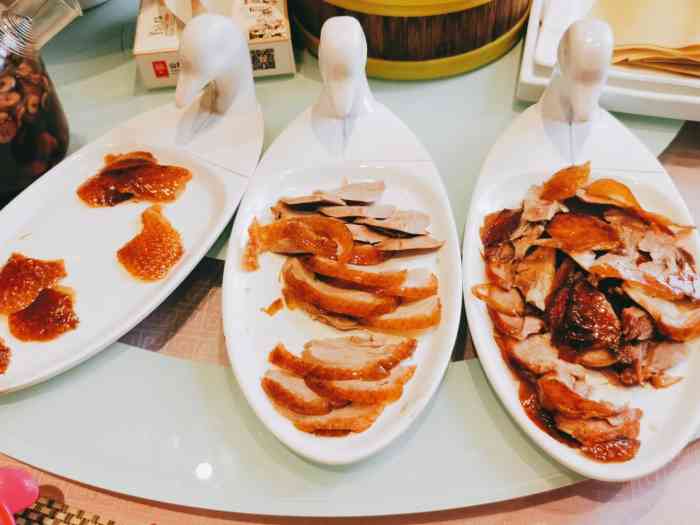 稍微比外面餐饮服务专业一点,热情度还是可以的 「精品烤鸭」到皇城根