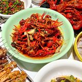 不愧是不到饭点就排队的老牌夜宵店！！