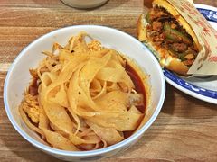 擀面皮-老字号杨坡红油米线腊汁肉夹馍(东四道巷店)
