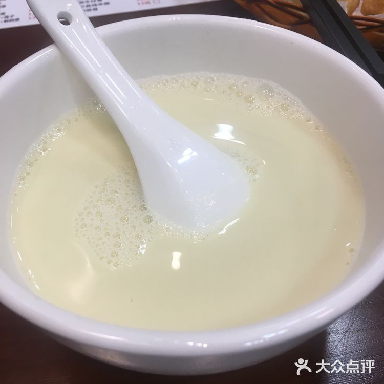 把招牌小吃都点上了，豆浆很浓，根据自己的口味加糖