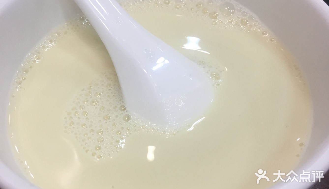 把招牌小吃都点上了,豆浆很浓,根据自己的口味加糖