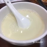 把招牌小吃都点上了,豆浆很浓,根据自己的口味加糖