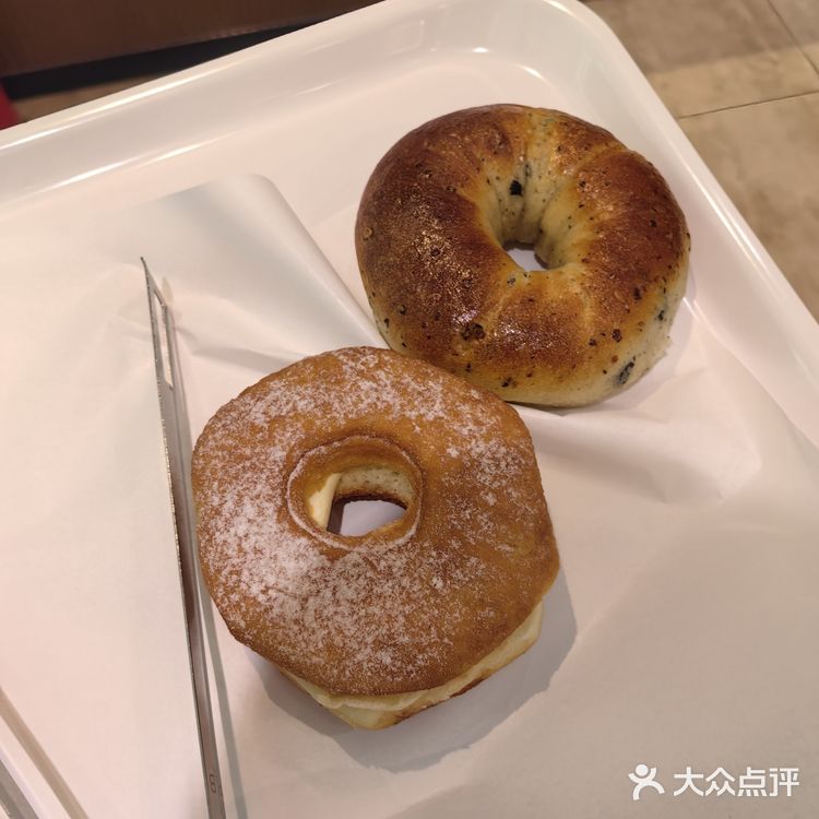 🎉【巴黎贝甜】甜蜜炸弹来啦！黑橄榄芝士贝果