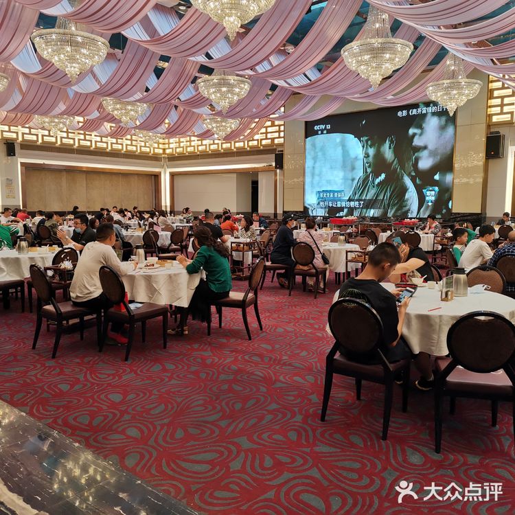 周日去的时候还要拿号等位，比较旺场