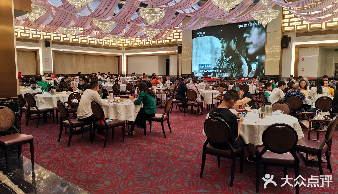 周日去的时候还要拿号等位，比较旺场