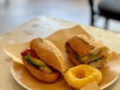 金枪鱼牛油果法棍三明治-巴黎贝甜(阳光上东店)