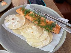 烟熏三文鱼配烤饺子皮和芥末籽酱-BOR Eatery(安福路店)