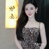 朋友酒杯碰一碰