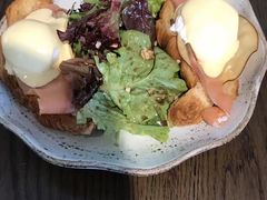 班尼迪蛋可颂配烟熏三文鱼-ROAST