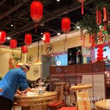 门口还有免费的小吃，可以随便吃