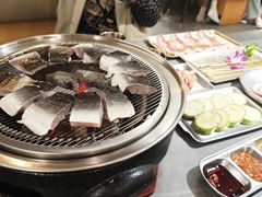 -围炉肉舍•炭烤活鳗•丹东海鲜烤肉(步行街店)