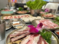 -围炉肉舍•炭烤活鳗•丹东海鲜烤肉(步行街店)