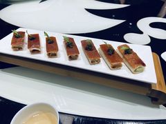 鱼子酱配脆皮烤乳猪-广州文华东方酒店·江-由辉师傅主理