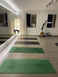 -闺蜜瑜伽·普拉提女性塑形馆