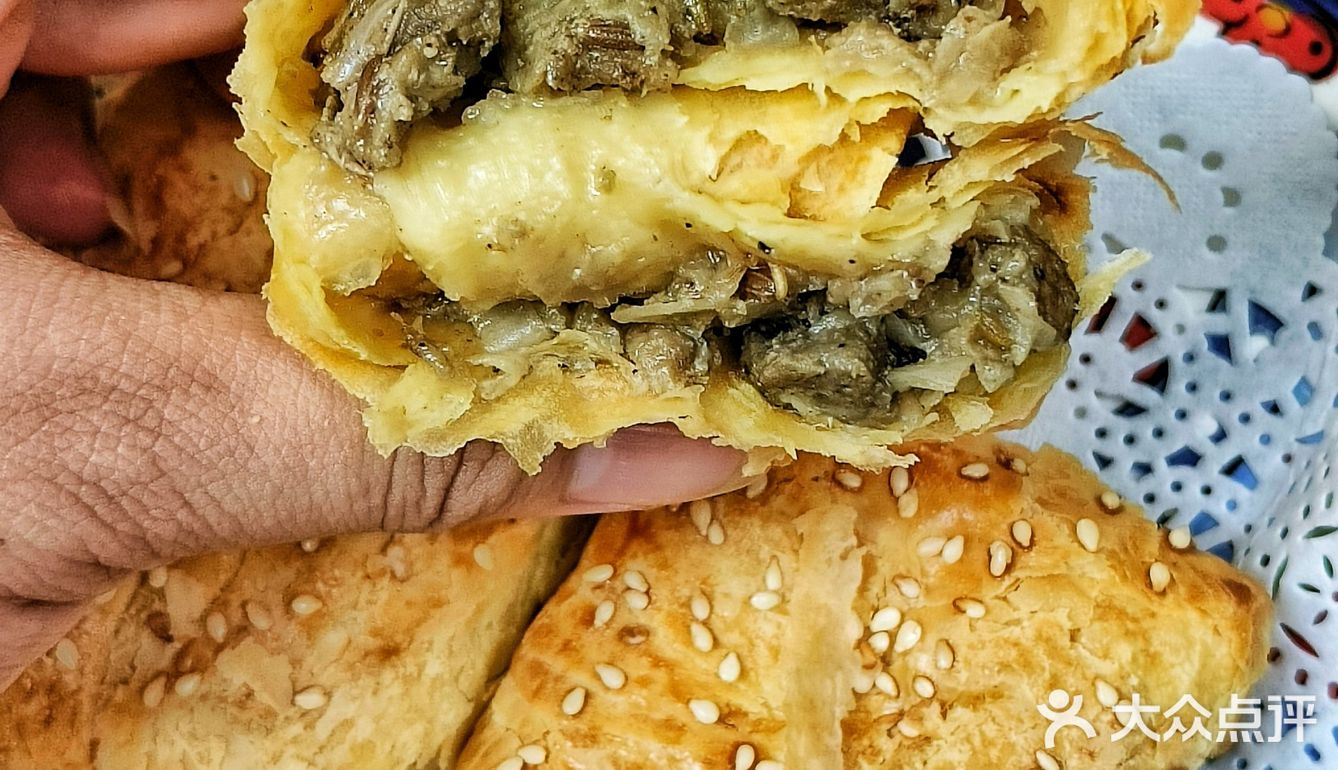 小心掉到衣服！里面竟然满满都是鲜羊肉，还流汁！