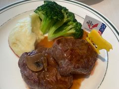 煎牛柳配蘑菇汁-Wolfgang’s Steakhouse 沃夫冈牛排馆(上海白玉兰广场店)
