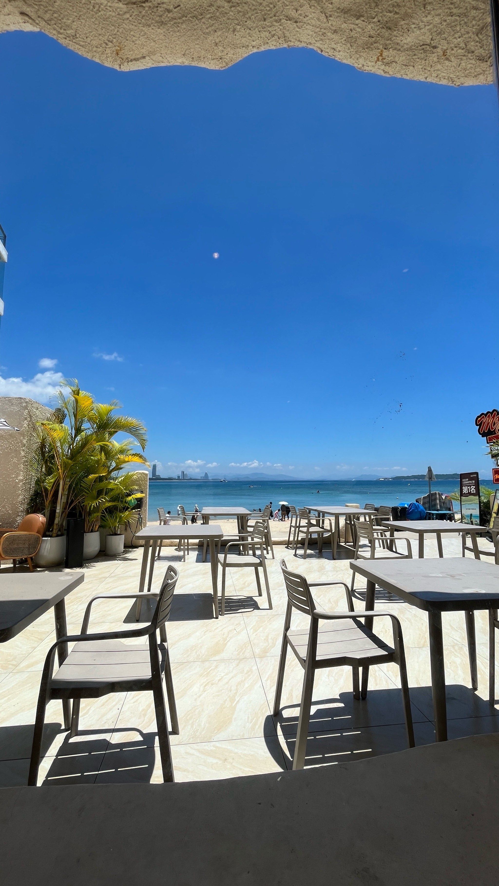 海边餐厅的风景侧影