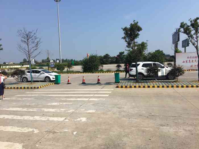 钟祥服务区停车场-"其实每个服务区都一样,饭都一样贵,都一样.