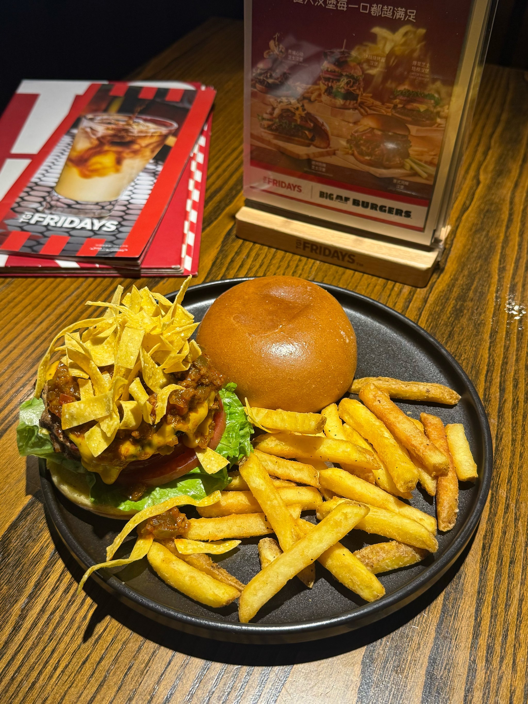 星期五餐厅汉堡节开始了!