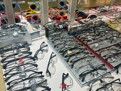 -美式眼镜·授权蔡司.依视路.尼康.豪雅.明月(人民广场店)