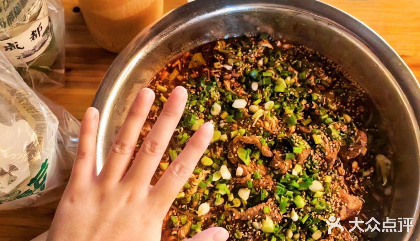 🔥 建设路夜宵扛把子，牛肉冒菜香迷糊了！