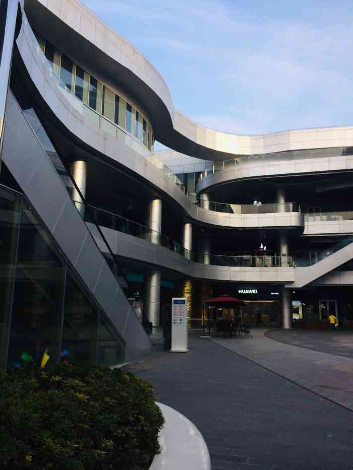 绿地张江缤纷广场-"前阵子不温不火的只能看到健身房在不断拉.