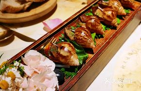 Peppery Snail with Peach-Like Face