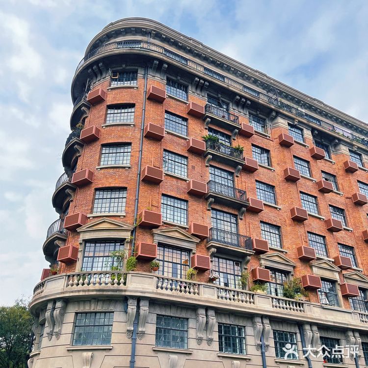 小狐来了｜上海篇｜地标打卡地，大名鼎鼎的武康路有些什么～🤔