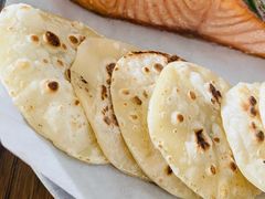 烟熏三文鱼配烤饺子皮和芥末籽酱-BOR Eatery(安福路店)