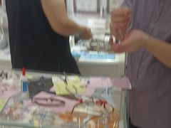 -美式眼镜·授权蔡司.依视路.尼康.豪雅.明月(人民广场店)