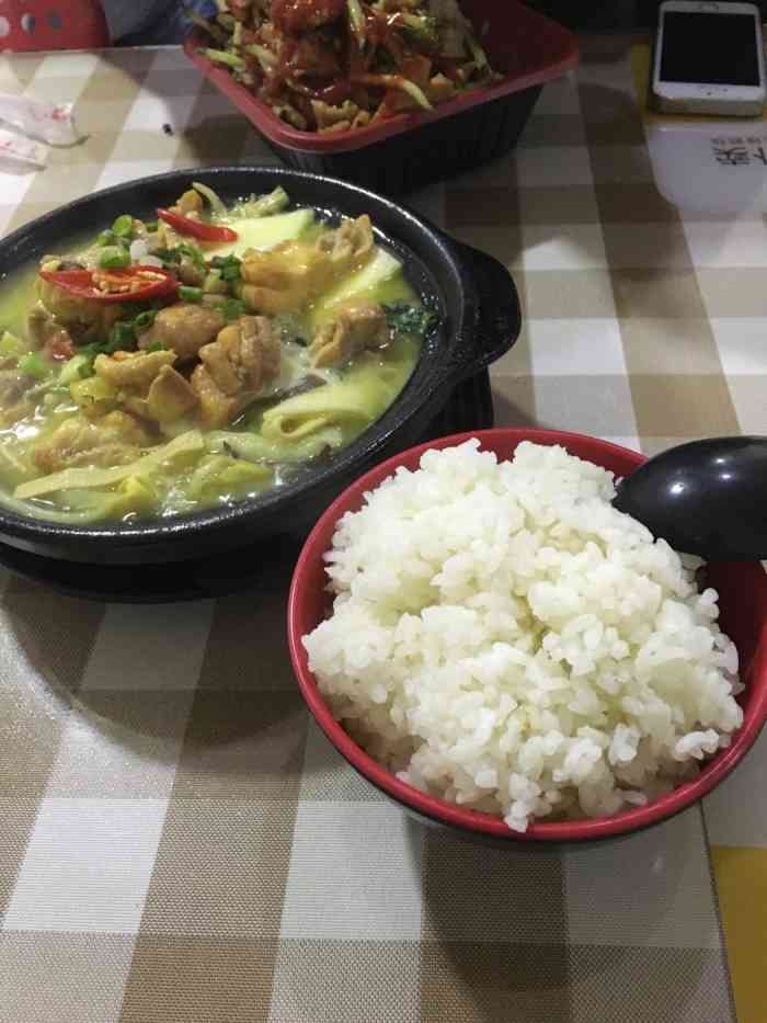 昨天白班中午食堂飯不合胃口,就和用事到長安大學吃飯.