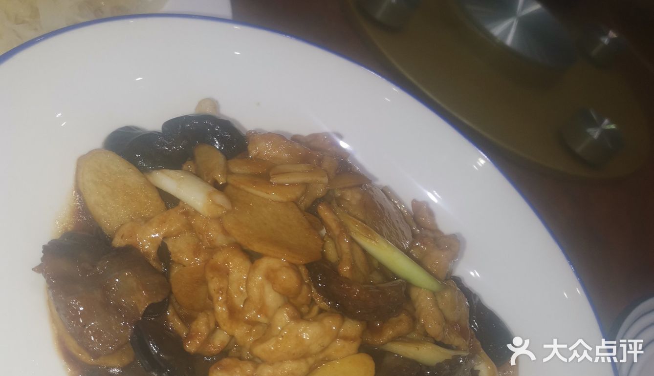 兴福镇“幸福镇”上的餐饮珍珠