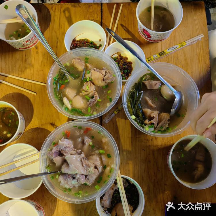 藏在路边摊的美味|成都路边摊的药膳蹄花，味美又实惠。