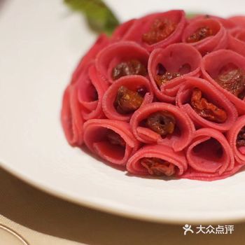 脂肪随着手指温度受热慢慢融化，香气散发更加明显