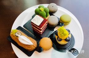 French Caramel Macaron