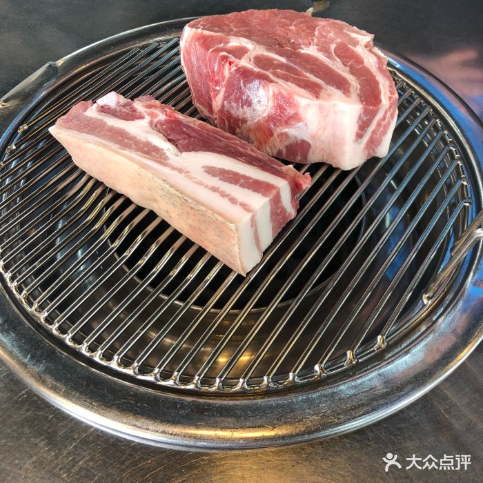 烤黑猪肉