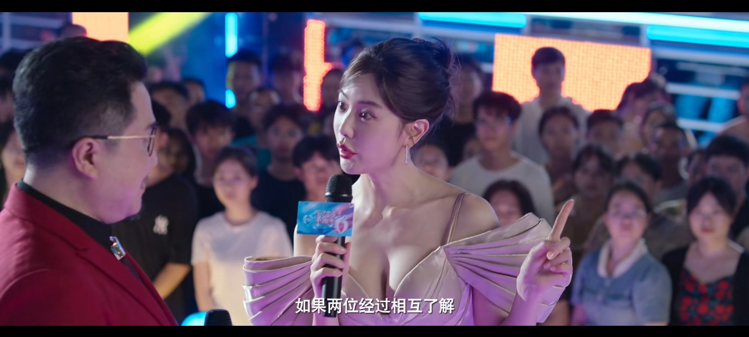 导演为了省钱,让克拉拉一个人分饰五个角色#电影大红包2