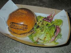 和牛汉堡配蔬菜色拉-Cooking Man(中懋天地店)