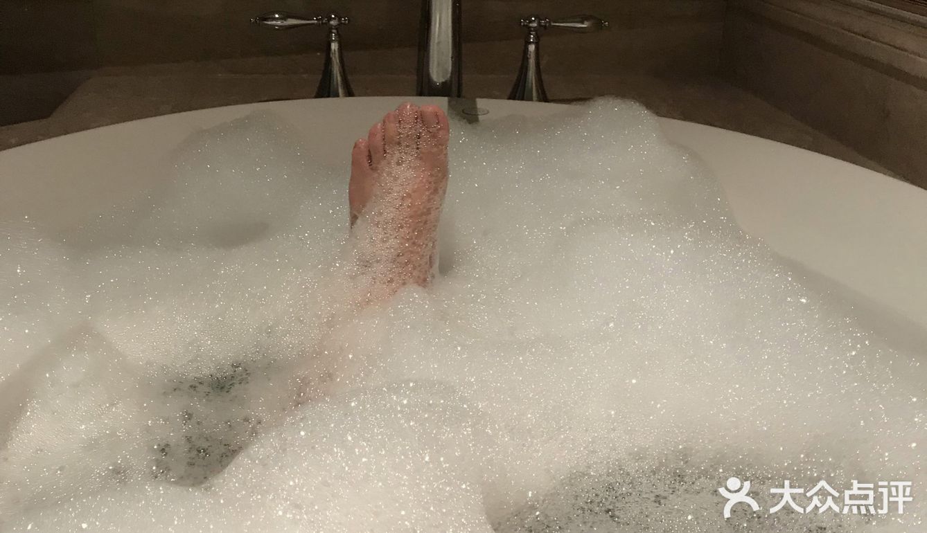 可以带孩子去海边玩沙子。酒店里的自助餐我觉得一般