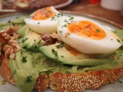 牛油果煮蛋吐司-RAC BAR(安福路店)