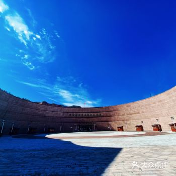 路程稍远，从市区出发大概两个小时，不过路挺好走