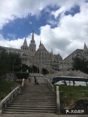 这是一组混合了罗马式和哥特式风格的石砌建筑，分上下两层