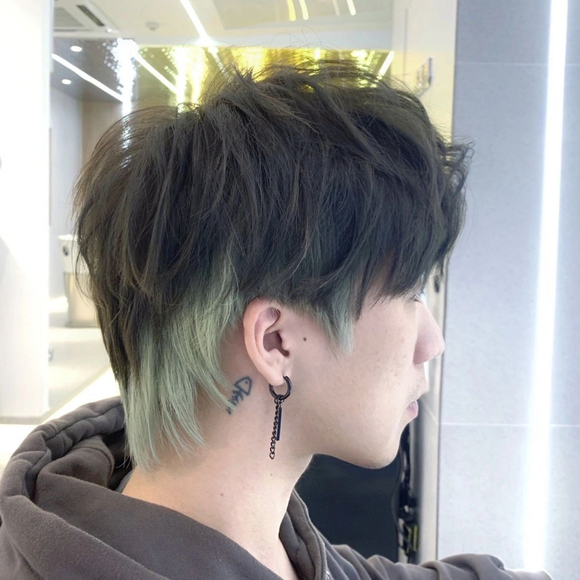 ||男生染发
男生挂耳染