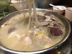 五花肉酸菜血肠锅-小俩口烧烤东北菜(双井店)