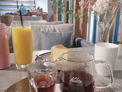 -LEO CAFE