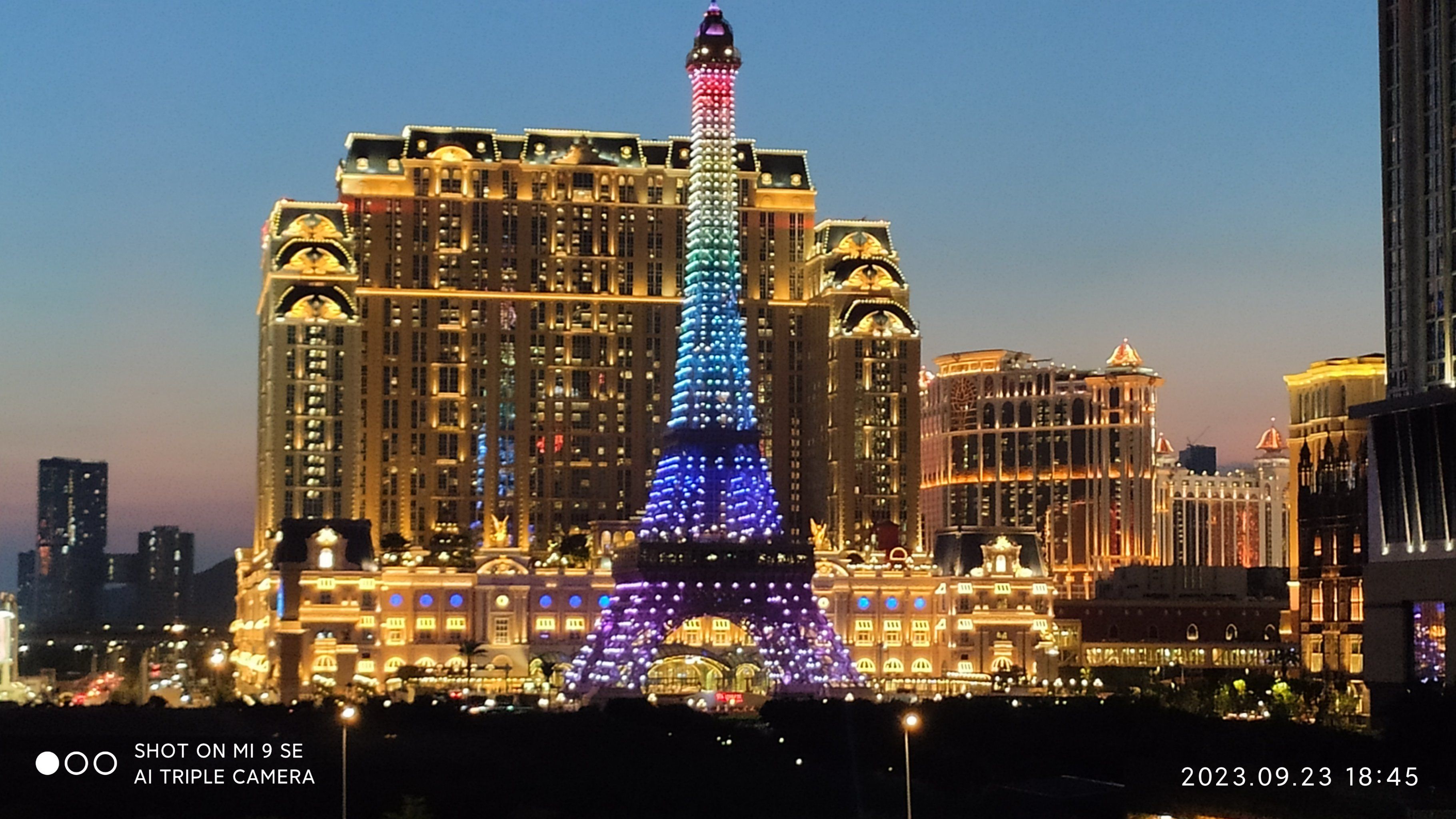 在轻轨站台看巴黎人&新濠天地摩天轮夜景