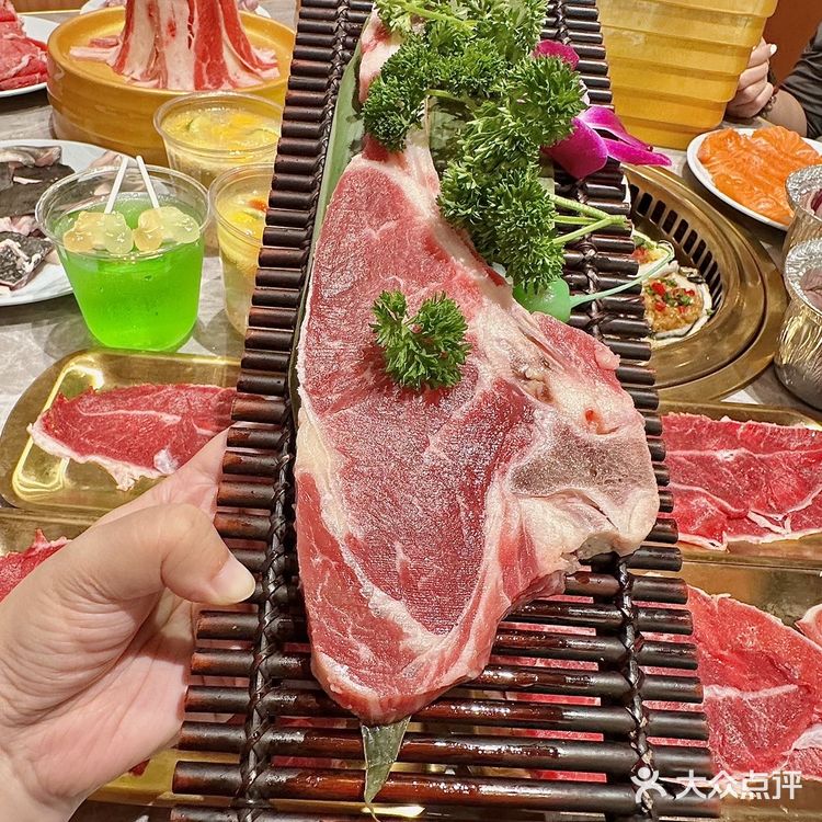 宝山万达新开的穷鬼食堂！129r烧烤火锅畅吃