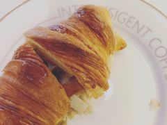 牛角包烧麦-不正咖啡(万达尊店)