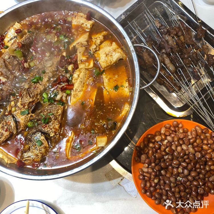 夜晚的烧烤小聚餐，大家干杯吧🍻