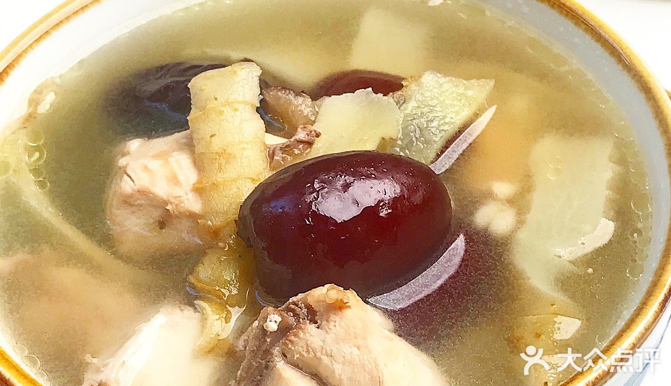 干燥炎热的天气，很适合喝一碗玉竹红枣鸡汤~